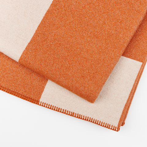 Detail view of the texture and edges of Manifatura wool throw blanket in Fox color style