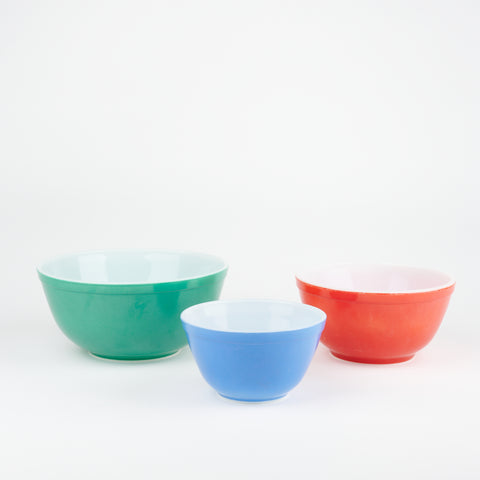 Set of three vintage Pyrex nesting bowls in green, red, and blue and in three different sizes